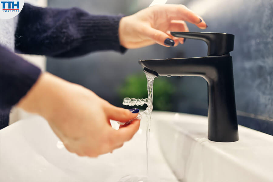 Vệ sinh khay niềng hàng ngày bằng nước ấm và bàn chải mềm