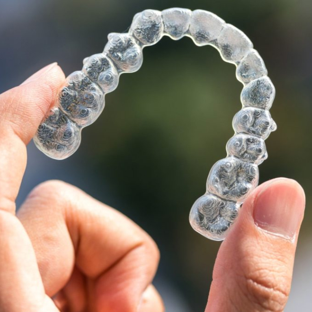 Làm Răng Sứ Xong Có Niềng Invisalign Được Không?